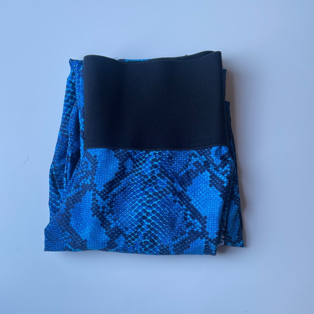 Cute Booty Lounge Blue Snake Print Leggings